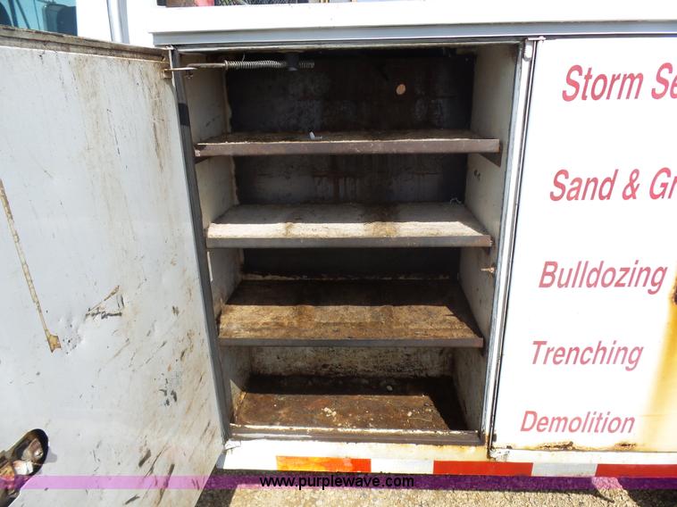 image for item J1673 2002 International 4700 service truck