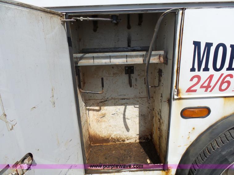 image for item J1673 2002 International 4700 service truck