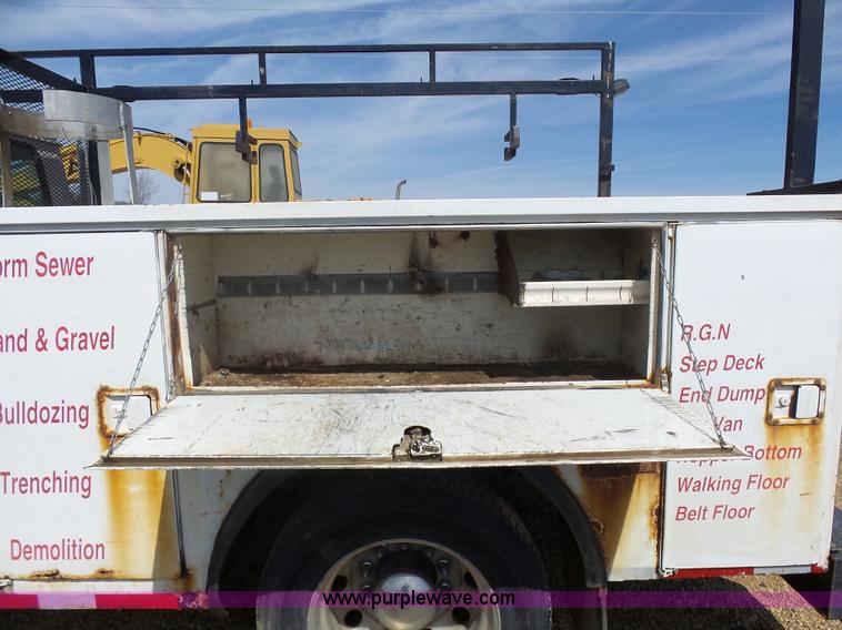 image for item J1673 2002 International 4700 service truck