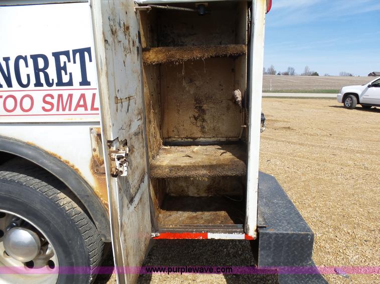 image for item J1673 2002 International 4700 service truck