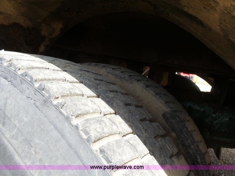 image for item J1673 2002 International 4700 service truck