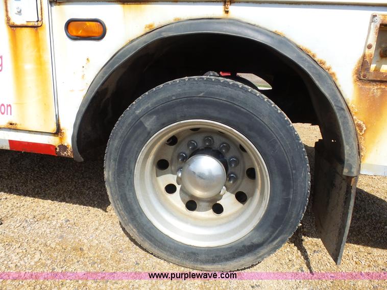 image for item J1673 2002 International 4700 service truck