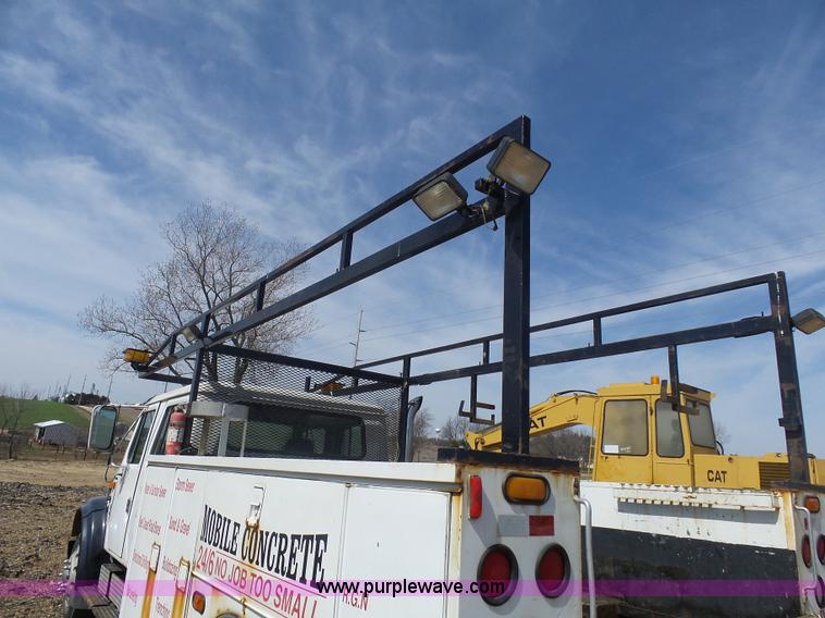 image for item J1673 2002 International 4700 service truck