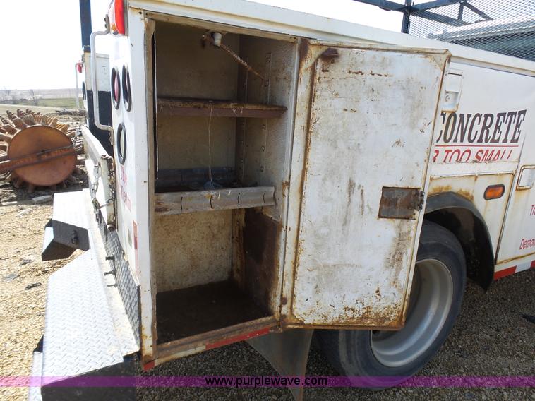 image for item J1673 2002 International 4700 service truck