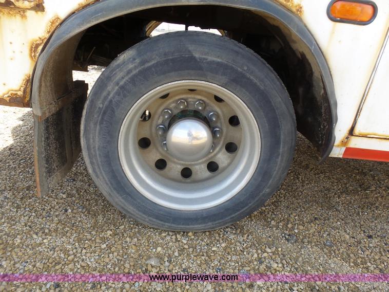 image for item J1673 2002 International 4700 service truck