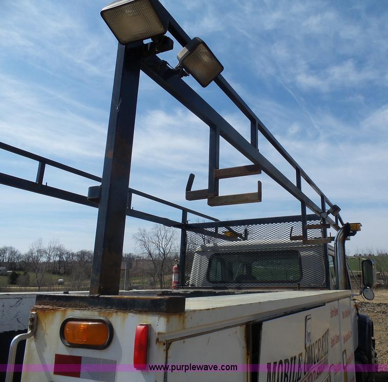 image for item J1673 2002 International 4700 service truck