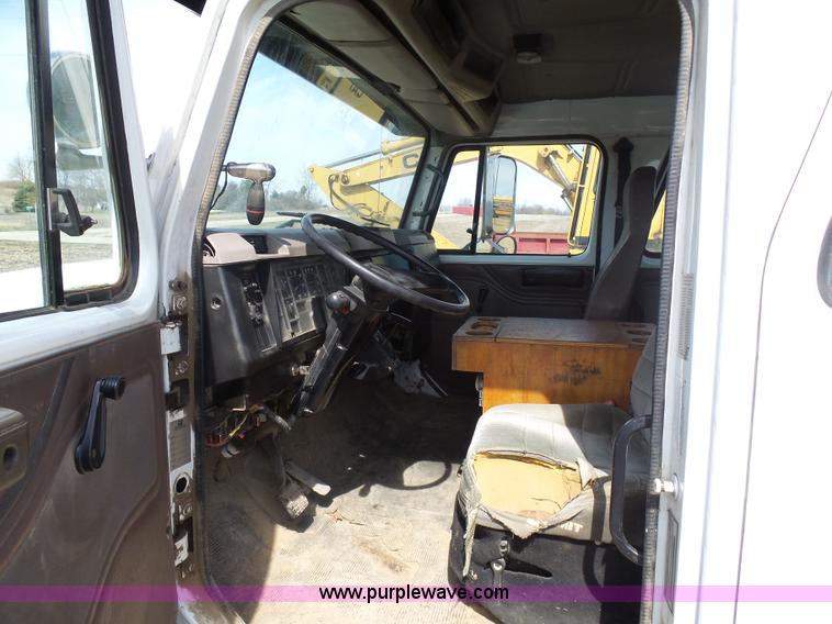 image for item J1673 2002 International 4700 service truck