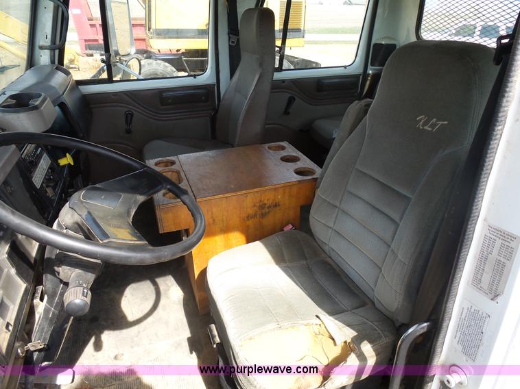 image for item J1673 2002 International 4700 service truck