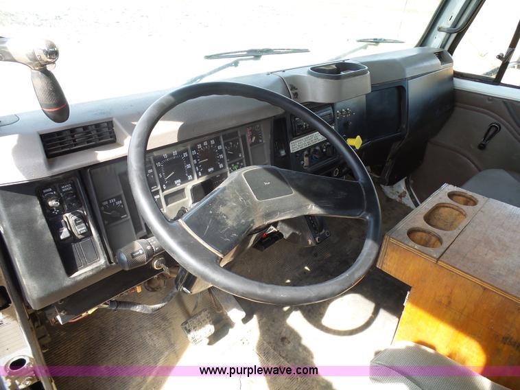 image for item J1673 2002 International 4700 service truck