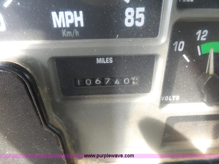 image for item J1673 2002 International 4700 service truck