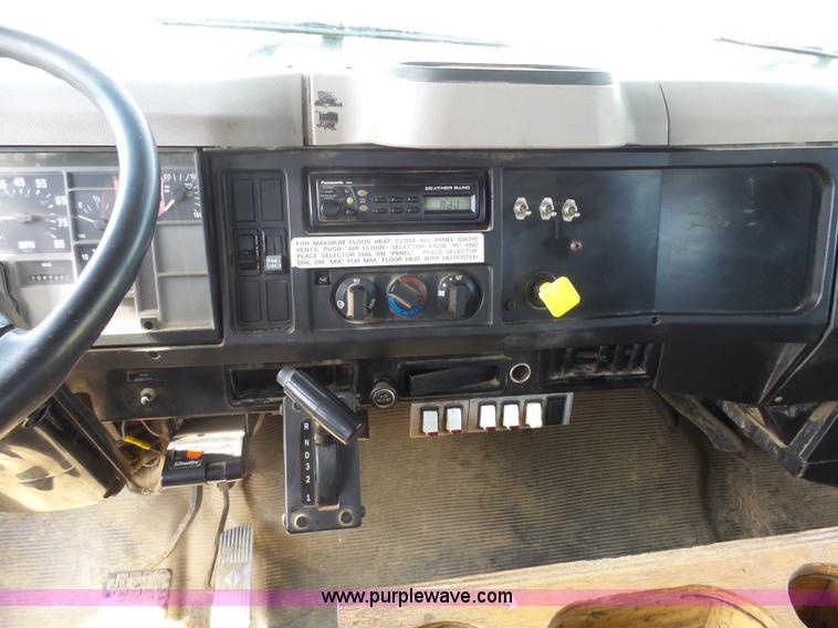 image for item J1673 2002 International 4700 service truck