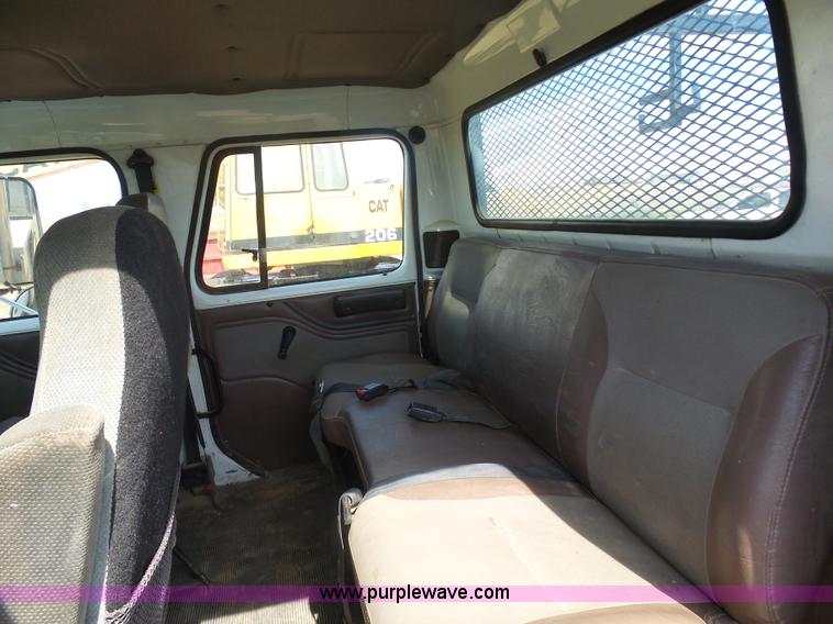 image for item J1673 2002 International 4700 service truck