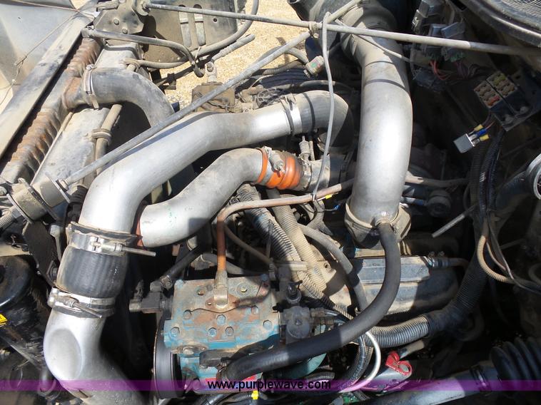 image for item J1673 2002 International 4700 service truck