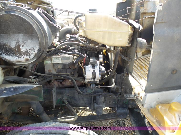 image for item J1673 2002 International 4700 service truck