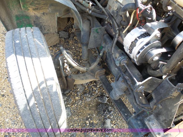 image for item J1673 2002 International 4700 service truck