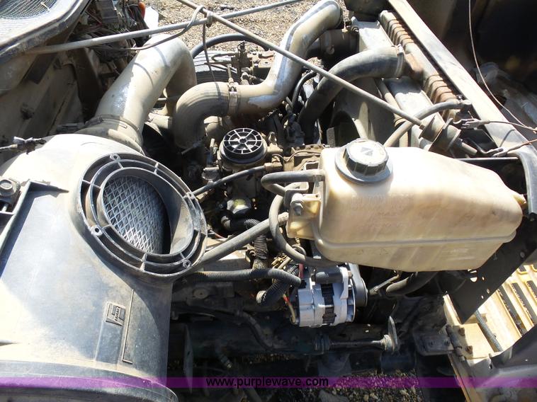 image for item J1673 2002 International 4700 service truck