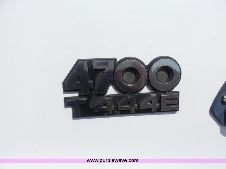 image for item J1673 2002 International 4700 service truck