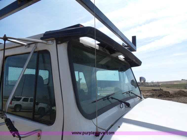 image for item J1673 2002 International 4700 service truck