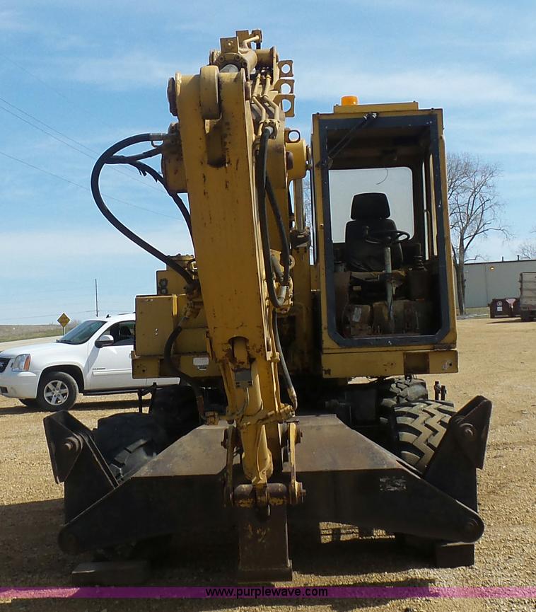 image for item J1675 1986 Caterpillar 206 rubber tire excavator