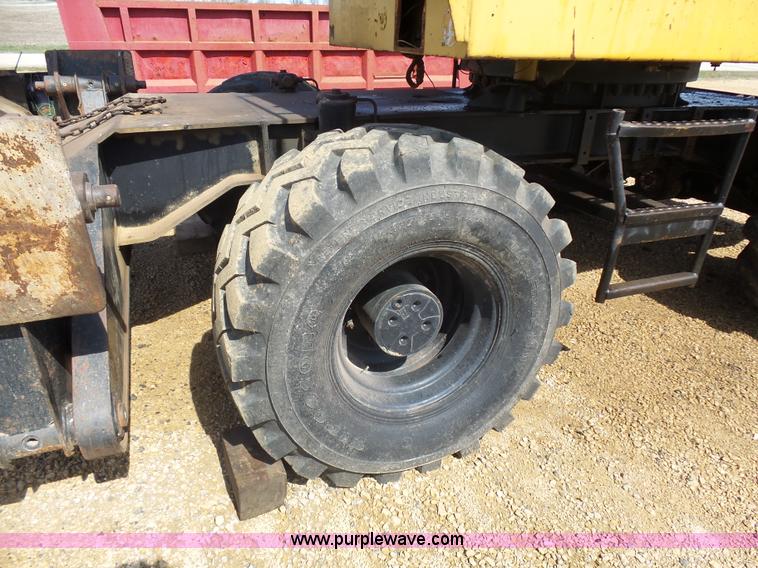 image for item J1675 1986 Caterpillar 206 rubber tire excavator