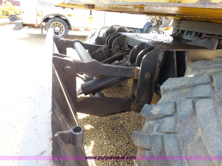 image for item J1675 1986 Caterpillar 206 rubber tire excavator