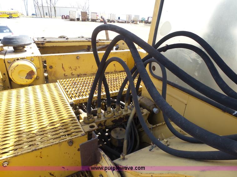 image for item J1675 1986 Caterpillar 206 rubber tire excavator