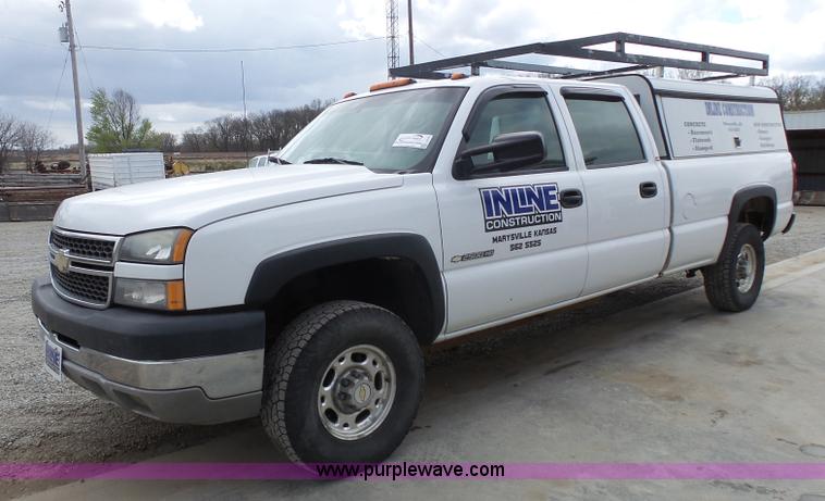 image for item J4170 2005 Chevrolet Silverado 2500HD Crew Cab pickup truck