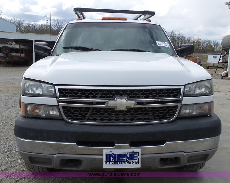 image for item J4170 2005 Chevrolet Silverado 2500HD Crew Cab pickup truck