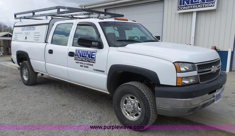image for item J4170 2005 Chevrolet Silverado 2500HD Crew Cab pickup truck