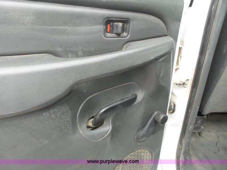 image for item J4170 2005 Chevrolet Silverado 2500HD Crew Cab pickup truck