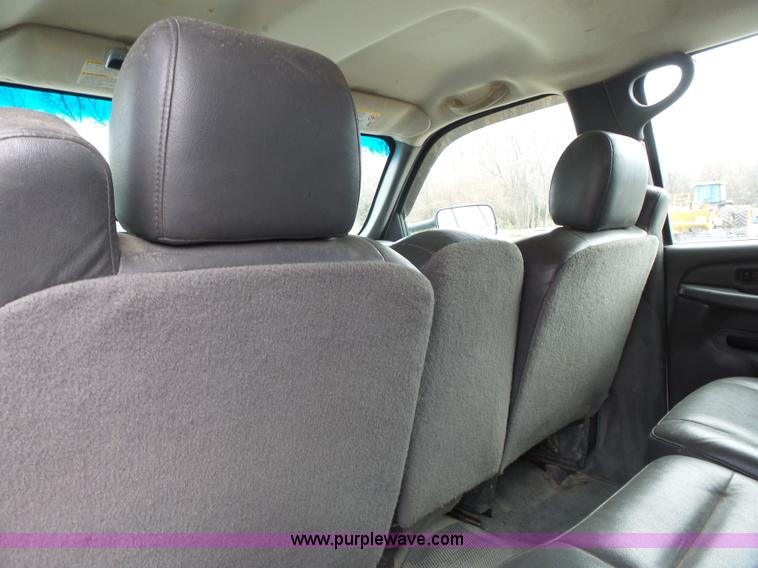 image for item J4170 2005 Chevrolet Silverado 2500HD Crew Cab pickup truck