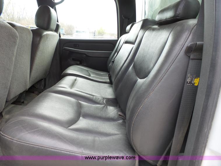 image for item J4170 2005 Chevrolet Silverado 2500HD Crew Cab pickup truck