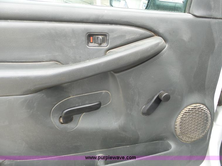 image for item J4170 2005 Chevrolet Silverado 2500HD Crew Cab pickup truck