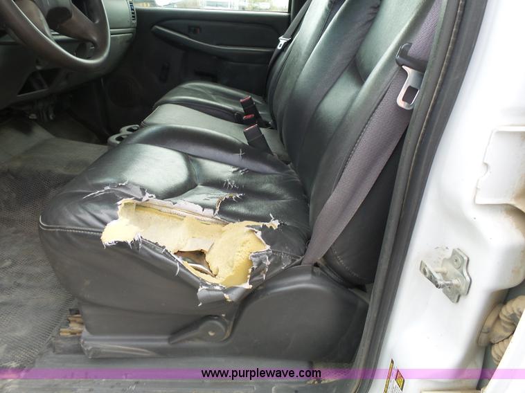 image for item J4170 2005 Chevrolet Silverado 2500HD Crew Cab pickup truck