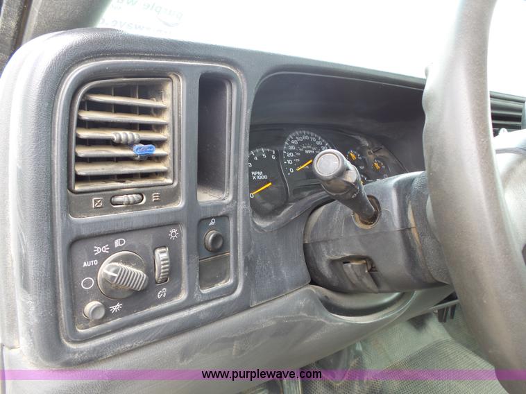 image for item J4170 2005 Chevrolet Silverado 2500HD Crew Cab pickup truck