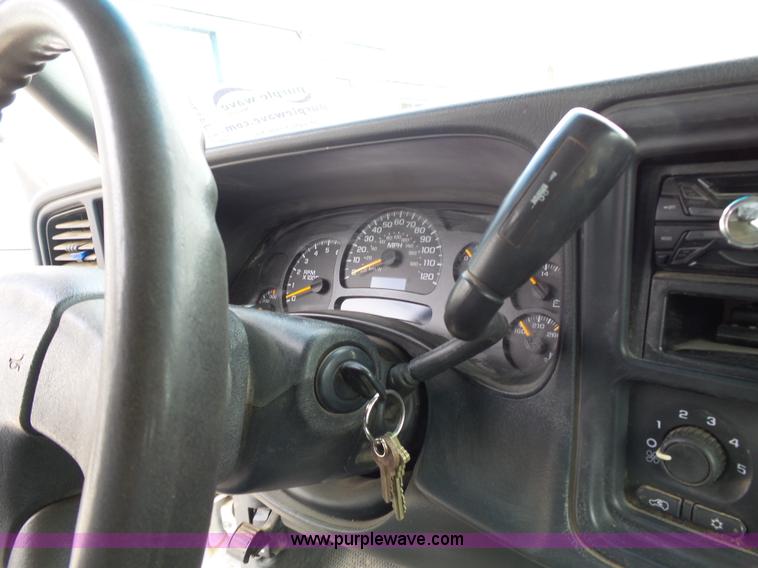 image for item J4170 2005 Chevrolet Silverado 2500HD Crew Cab pickup truck