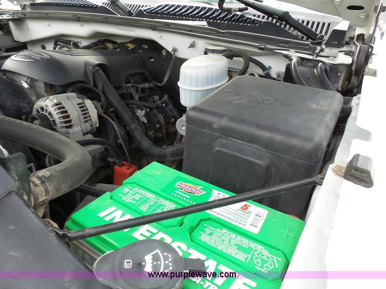 image for item J4170 2005 Chevrolet Silverado 2500HD Crew Cab pickup truck