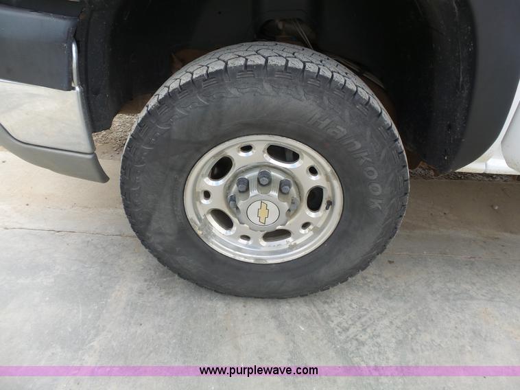 image for item J4170 2005 Chevrolet Silverado 2500HD Crew Cab pickup truck