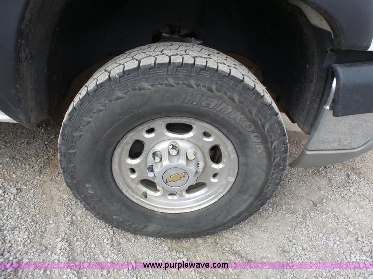 image for item J4170 2005 Chevrolet Silverado 2500HD Crew Cab pickup truck