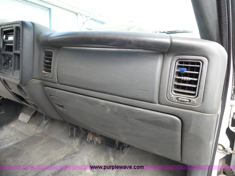 image for item J4170 2005 Chevrolet Silverado 2500HD Crew Cab pickup truck