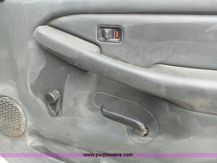 image for item J4170 2005 Chevrolet Silverado 2500HD Crew Cab pickup truck