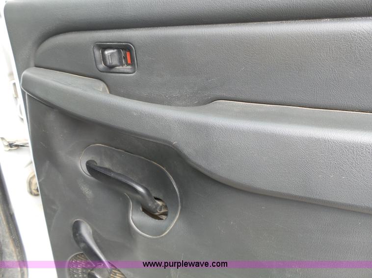 image for item J4170 2005 Chevrolet Silverado 2500HD Crew Cab pickup truck