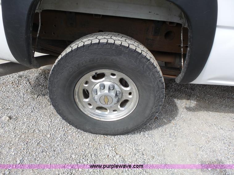 image for item J4170 2005 Chevrolet Silverado 2500HD Crew Cab pickup truck