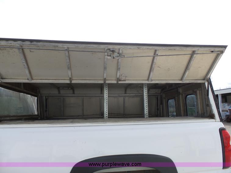 image for item J4170 2005 Chevrolet Silverado 2500HD Crew Cab pickup truck