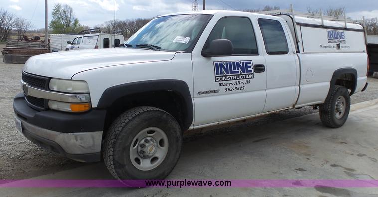 image for item J4171 2001 Chevrolet Silverado 2500HD Ext. Cab pickup truck