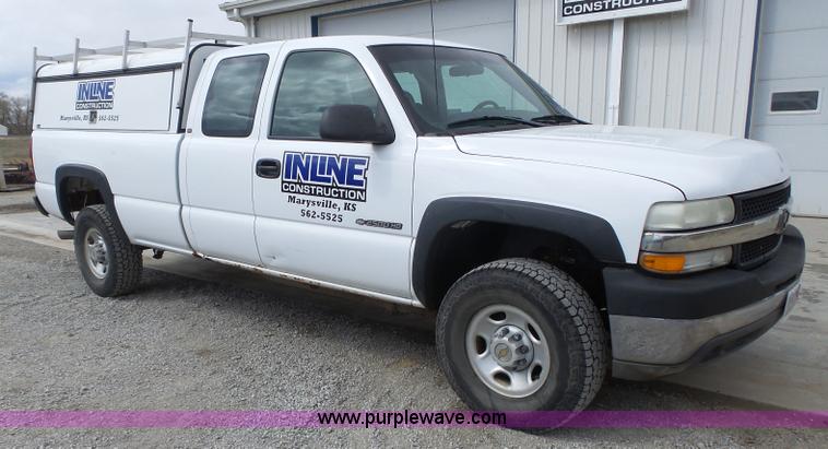 image for item J4171 2001 Chevrolet Silverado 2500HD Ext. Cab pickup truck