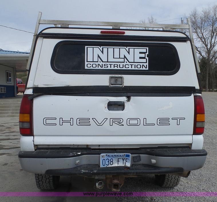 image for item J4171 2001 Chevrolet Silverado 2500HD Ext. Cab pickup truck