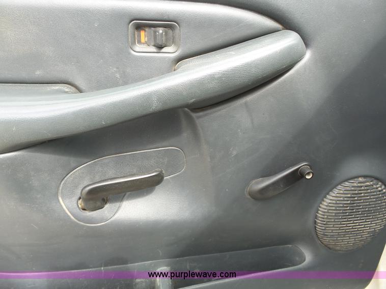 image for item J4171 2001 Chevrolet Silverado 2500HD Ext. Cab pickup truck