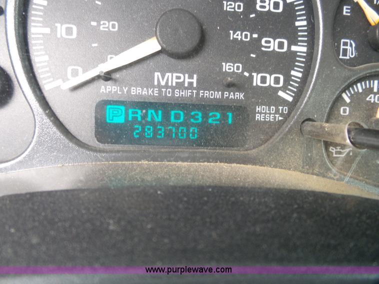 image for item J4171 2001 Chevrolet Silverado 2500HD Ext. Cab pickup truck