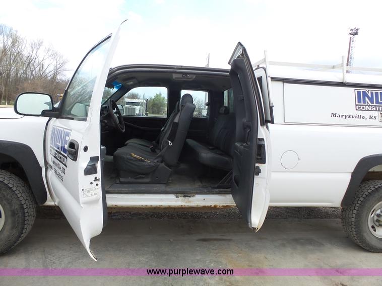 image for item J4171 2001 Chevrolet Silverado 2500HD Ext. Cab pickup truck